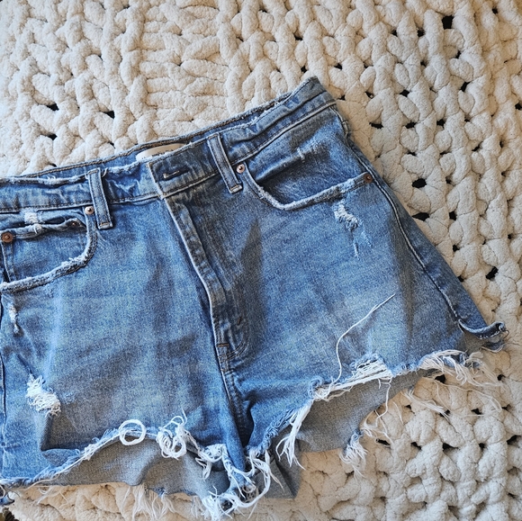 Abercrombie and Fitch Highrise Cutoff Short (6) - Picture 3 of 5